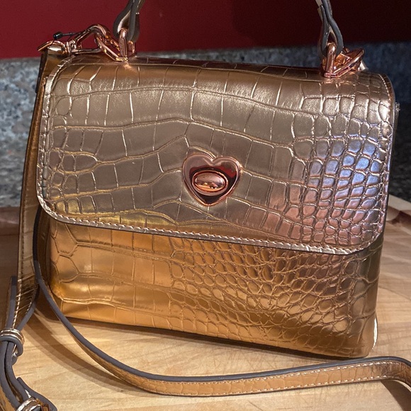 💕🌟Sondra Roberts Crocodile Textured Crossbody, Metallic Rose Gold - Picture 2 of 16